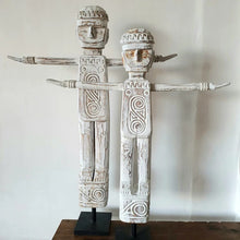Laden Sie das Bild in den Galerie-Viewer, Set of Two Tribal Statues in White Wash
