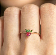 Laden Sie das Bild in den Galerie-Viewer, Prettiest Strawberry Ring in Rose Gold
