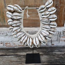 Laden Sie das Bild in den Galerie-Viewer, Large Tribal Papua Necklace Stand 2
