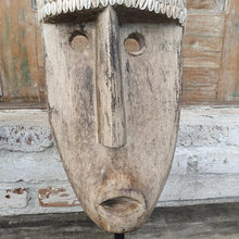 Laden Sie das Bild in den Galerie-Viewer, Tribal Shell Décor Masks Large
