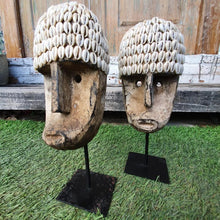 Laden Sie das Bild in den Galerie-Viewer, Tribal Shell Décor Masks Small
