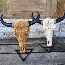 Laden Sie das Bild in den Galerie-Viewer, Medium Resin Hand Carved Cow Skull in Tan
