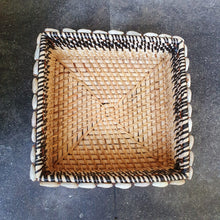 Charger l&#39;image dans la galerie, Set of 3 Hand Braided Rattan Baskets with Black Trim
