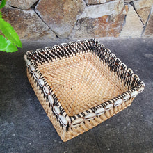 Laden Sie das Bild in den Galerie-Viewer, Set of 3 Hand Braided Rattan Baskets with Black Trim
