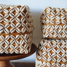 Laden Sie das Bild in den Galerie-Viewer, Set of 3 Bamboo Balinese Prayer Boxes Cowrie Shells
