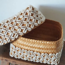 Laden Sie das Bild in den Galerie-Viewer, Set of 3 Bamboo Balinese Prayer Boxes Cowrie Shells
