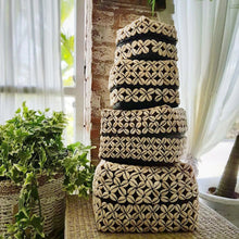 Laden Sie das Bild in den Galerie-Viewer, Set of 4 Bamboo Balinese Prayer Boxes Cowrie Shells
