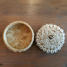 Laden Sie das Bild in den Galerie-Viewer, Set of 3 Round Bamboo Hand Made Boxes Cowrie Shells
