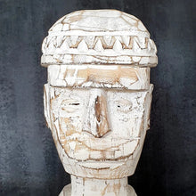 Laden Sie das Bild in den Galerie-Viewer, Set of Two Tribal Statues in White Wash
