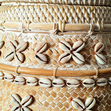 Laden Sie das Bild in den Galerie-Viewer, Bamboo and Rattan Baskets with Cowrie Shells in Natural
