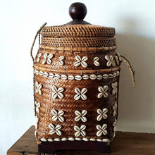 Charger l&#39;image dans la galerie, Bamboo and Rattan Baskets with Cowrie Shells in Brown
