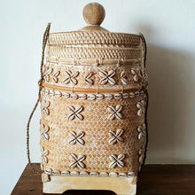 Charger l&#39;image dans la galerie, Bamboo and Rattan Baskets with Cowrie Shells in Natural
