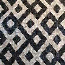 Charger l&#39;image dans la galerie, Black and White Diamond Bed Runner with White Edge
