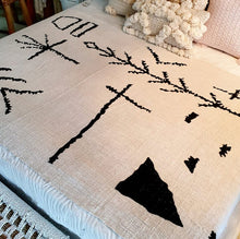 Charger l&#39;image dans la galerie, Tribal Fringed Throw Blanket in Black and Ivory
