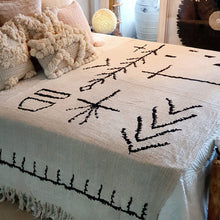 Charger l&#39;image dans la galerie, Tribal Fringed Throw Blanket in Black and Ivory
