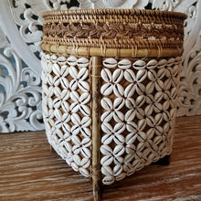 Charger l&#39;image dans la galerie, Rattan Baskets with Cowrie Shells in Brown
