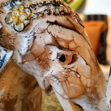 Cargar imagen en el visor de la galería, Set of 3 Hand Carved Elephants in White Wash

