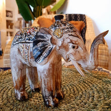 Laden Sie das Bild in den Galerie-Viewer, Set of 3 Hand Carved Elephants in White Wash
